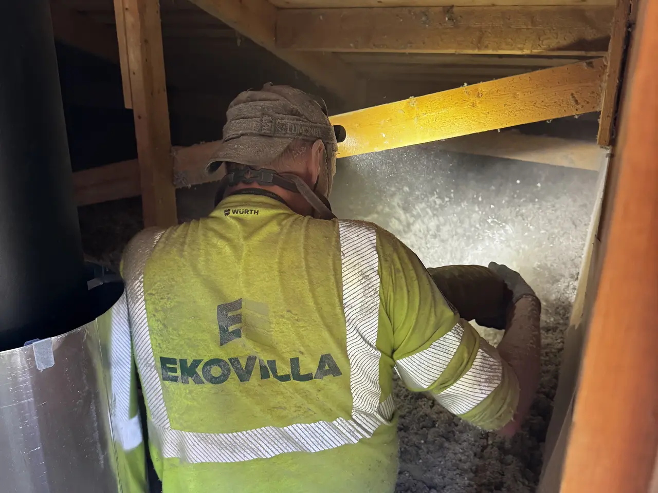 Installatör vid vindslucka i Enköping